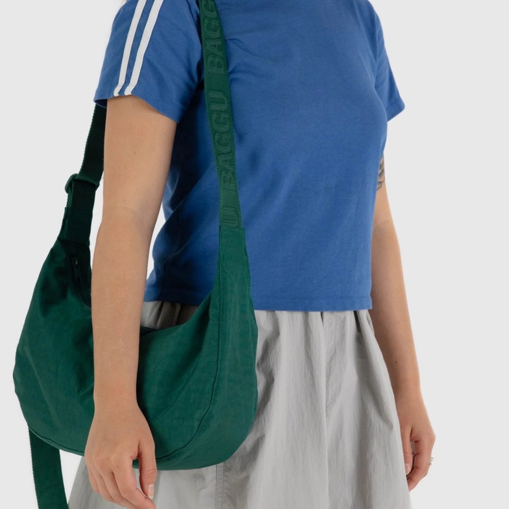 baggu medium crescent bag in cypress